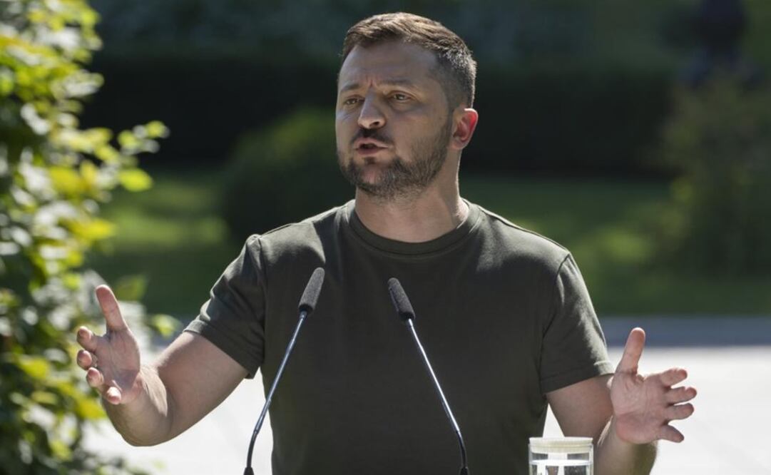 El presidente de Ucrania, Volodymyr Zelenskyy, habla en una conferencia de prensa en Kyiv, Ucrania. Foto: AP 