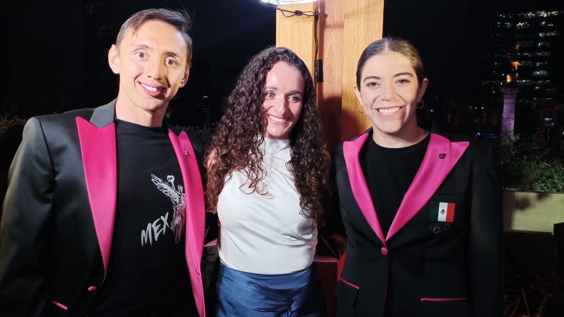 Alejandra Orozco y Emiliano Hernández presumen el uniforme de gala que utilizarán en la inauguración de París 2024. Foto: Arturo Sanguino/ EL UNIVERSAL