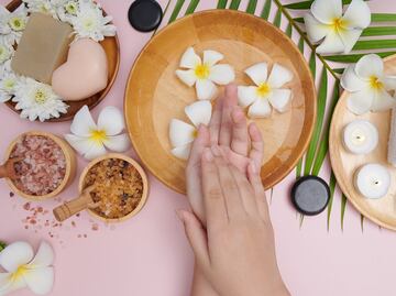 Para qué sirve meter las uñas en agua fría después de ponerse esmalte
