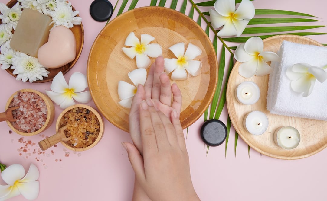 Descubre cuáles son los beneficios de sumergir tu manicura en agua fría. Foto Freepik