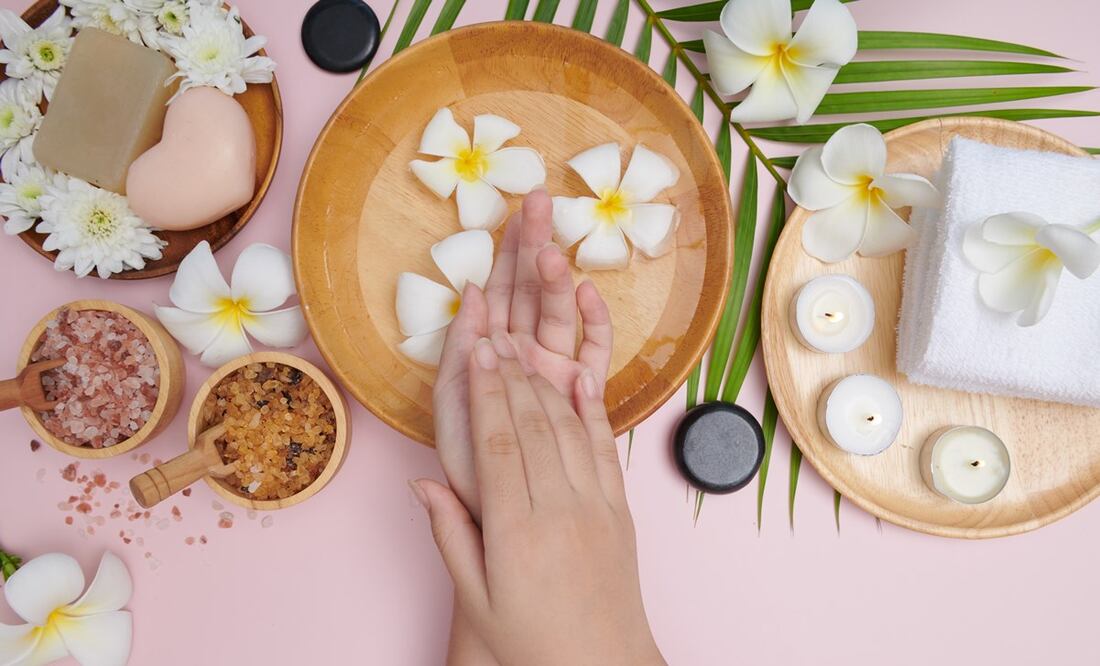 Descubre cuáles son los beneficios de sumergir tu manicura en agua fría. Foto Freepik