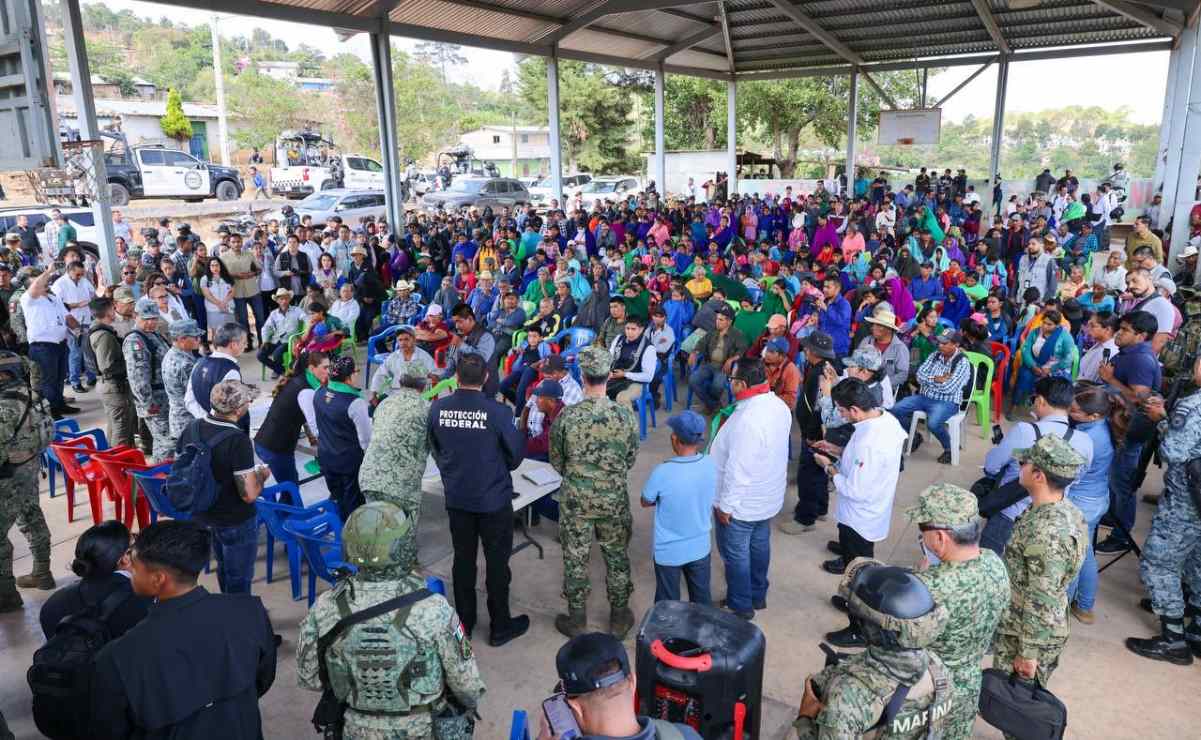 Comienza el regreso de las familias desplazadas a sus comunidades en Chilapa, Guerrero

Rosa Icela Rodríguez, titular de la Segob, compartió un video en el que se ve a elementos de la Sedena auxiliar a las personas a trasladar sus pertenencias