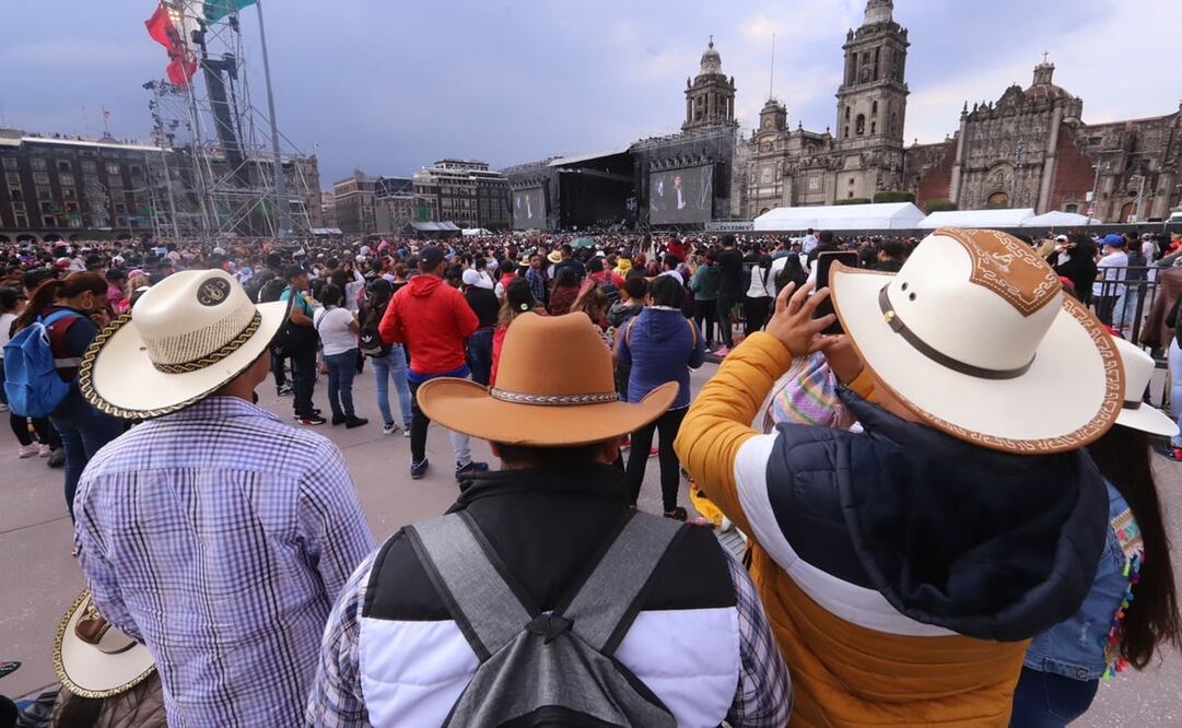 Asistentes llegaban a la plancha del Zócalo con sombreros previo al evento.



Foto: Berenice Fregoso. EL UNIVERSAL