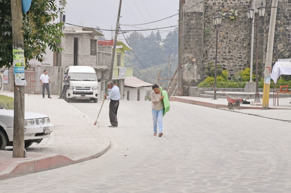Los vecinos de los cuatro municipios donde se observó con mayor insistencia la caída del polvo volcánico salieron a barrer las calles para evitar que las alcantarillas se tapen con los chubascos vespertinos (FRANCISCO RODRÍGUEZ. EL UNIVERSAL)