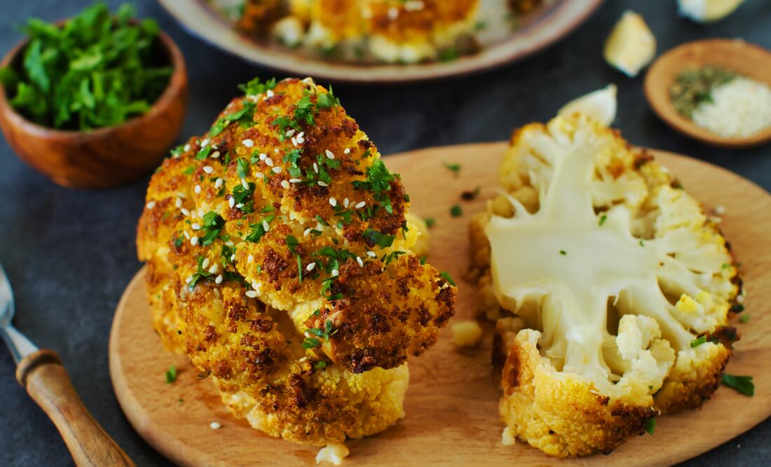 Utiliza la pieza completa de coliflor para un emplatado increíble.