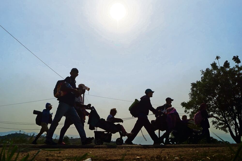 Una caravana de migrantes centroamericanos avanza por la carretera para llegar a Juchitán, Oaxaca. Foto: de Edwin Hernández. El Universal
