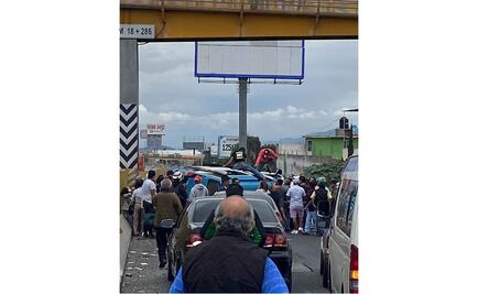 Vuelca combi en Los Reyes la Paz; señalan que chofer quería "ganar pasaje"