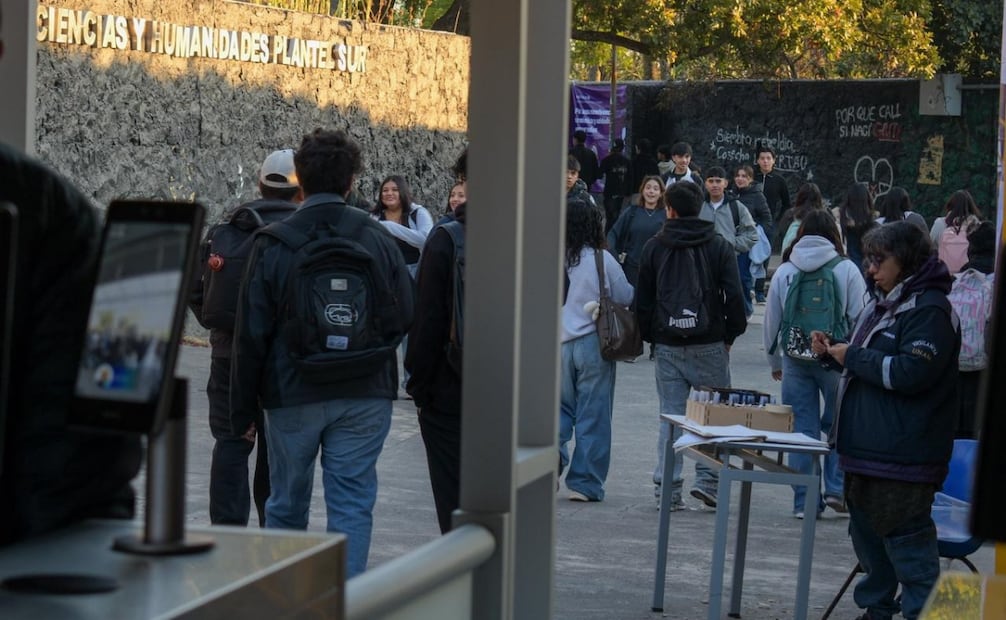 Regreso a clases al CCH Sur, tras cuatro meses de permanecer en clases en línea, tras el asesinato de un alumno en el plantel. Foto: Santiago Cadena / EL UNIVERSAL