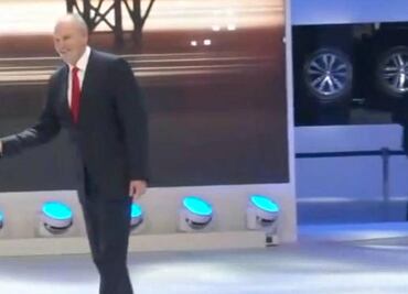 Cómico interrumpe conferencia de VW en Ginebra con Software trucado