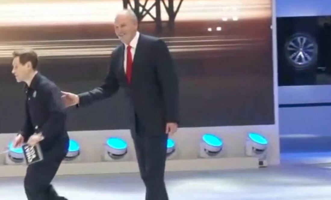 Cómico interrumpe conferencia de VW en Ginebra con Software trucado