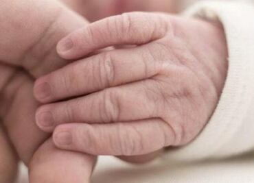 Muere bebé dentro de un auto; sus padres estaban en un motel