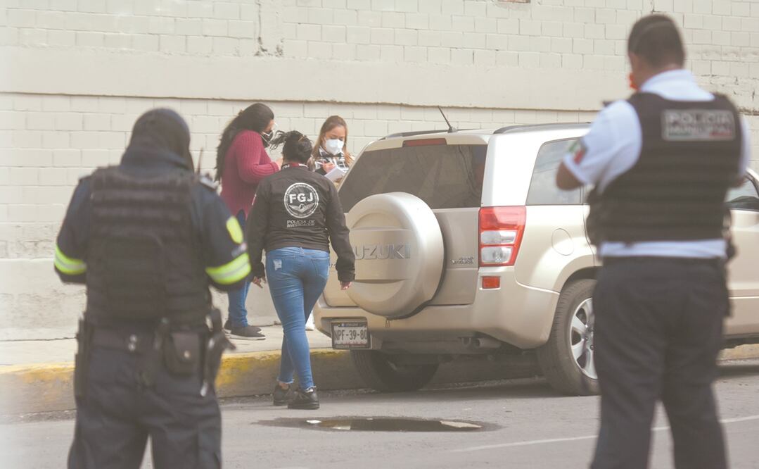 El cuerpo se localizó dentro de una camioneta Suzuki. Foto: RICARDO PÉREZ. EL UNIVERSAL