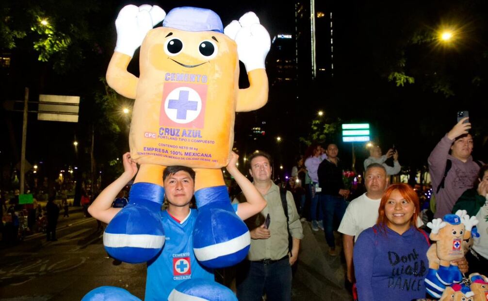 Aficionados del Cruz Azul llegaron al Ángel de la independencia a celebrar el campeonato de la máquina. Foto: Osmar Alvarado/EL UNIVERSAL