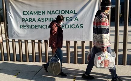 Con caretas y cubrebocas, miles hacen fila por Examen Nacional para Aspirantes a Residencias Médicas
