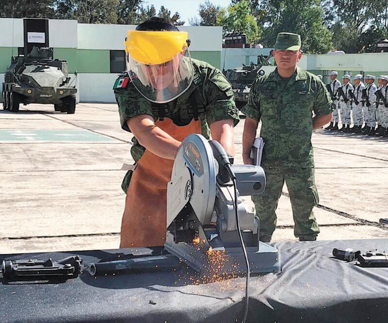 Acción. Cuando los militares reciben las armas, las destruyen para que no regresen a las calles. ARCHIVO EL UNIVERSAL