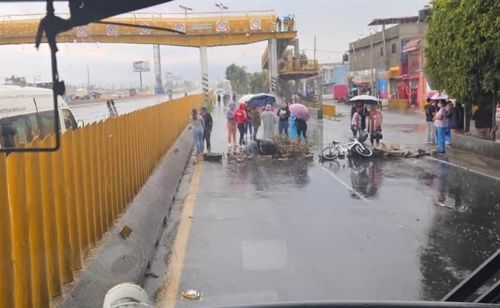 El cierre de la vía continúa y afecta la circulación en ambos sentidos de la autopista. Foto: Especial.