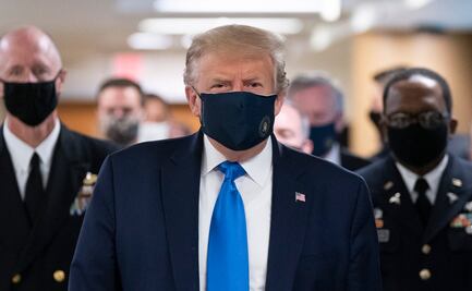 Donald Trump usa cubrebocas por primera vez en público en hospital militar