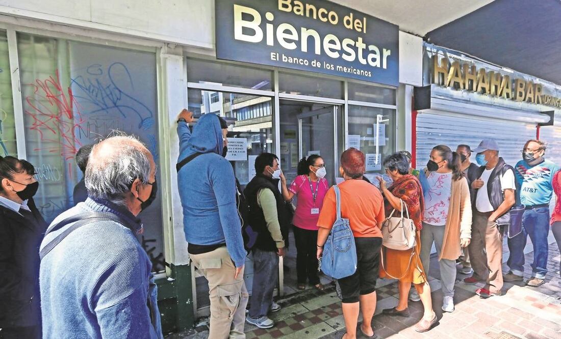 Ante la falta de buen servicio telefónico, usuarios del Banco del Bienestar deben ir a sucursales. Foto: Archivo/ El Universal
