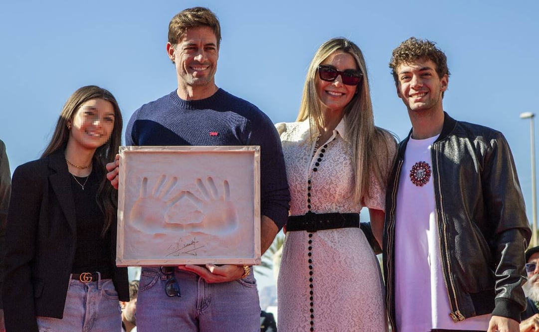 El actor William Levy, junto a Elizabeth Gutierrez y sus hijos tras estampar las huellas de sus manos en el nuevo paseo de la fama de la capital almeriense, horas antes de recibir premio de honor que le ha concedido el Festival Internacional de Cine de Almería (FICAL). EFE / Carlos Barba.