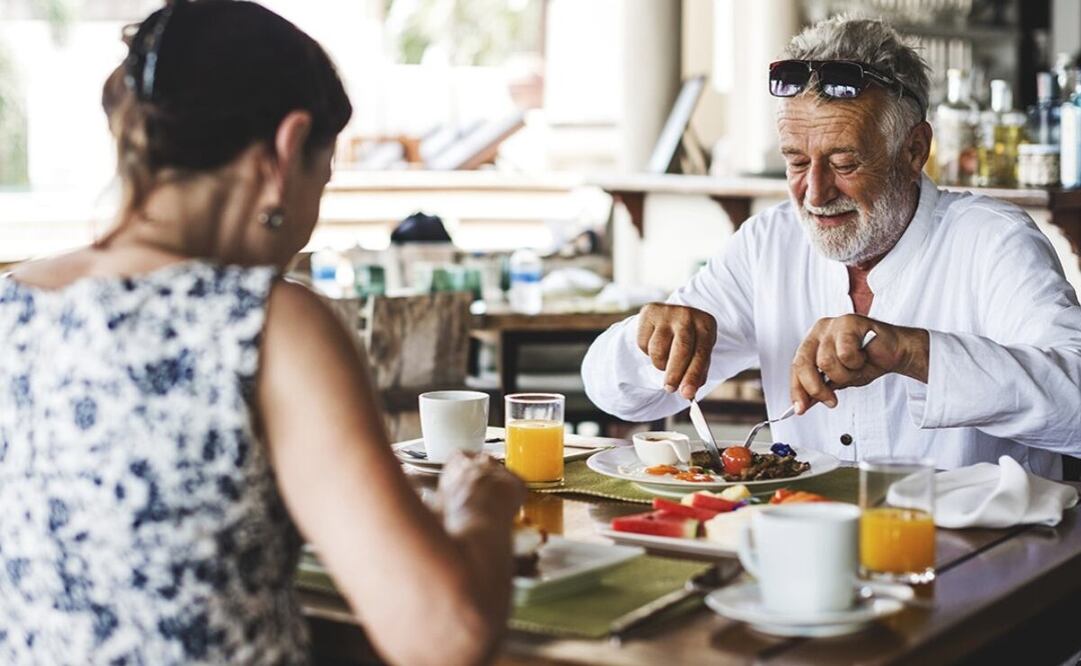 Adultos mayores que presenten su tarjeta podrán obtener un descuento en estos restaurantes. Foto: Archivo El Universal