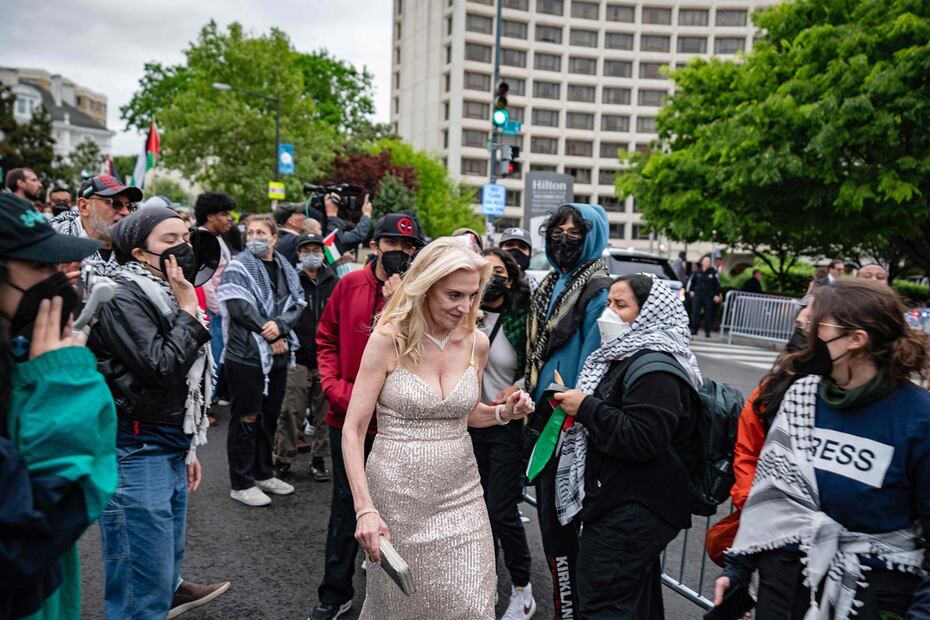 Manifestantes propalestinos confrontan a una asistente a la cena de corresponsales de la Casa Blanca, en Washington. Foto: AFP
