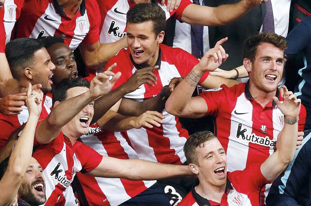 El Bilbao muestra orgulloso el trofeo de la Supercopa de España. El conjunto vasco no ganaba un cetro hace 31 años (REUTERS/ALBERT GEA)