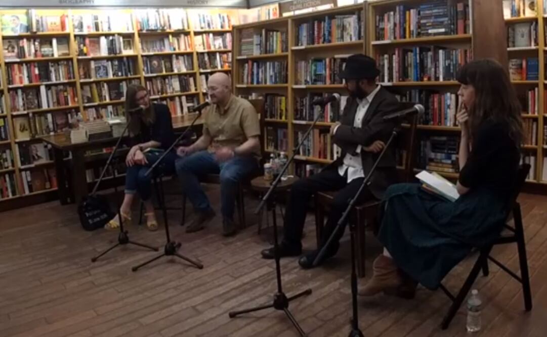 Presentación de los libros "Las barbas de Melville", de Mark Haber y "Los búhos no son lo que parecen", de Bernardo Esquinca. Bilingual Event. Foto: Captura de pantalla del Facebook de Efrén Ordoñez