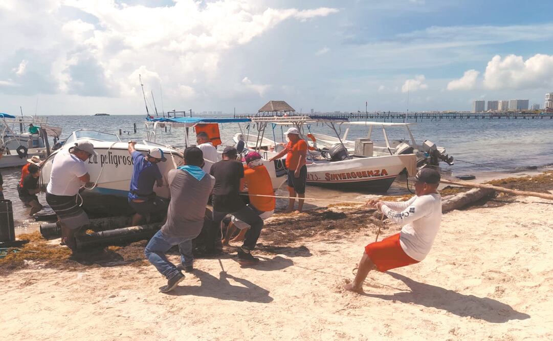Pescadores retiran sus embarcaciones del mar antes de la llegada del huracán Grace, que impactó Quintana Roo en la madrugada de hoy; reportan que el ciclón alcanza la categoría 1. Foto: Cortesía de Israel Leal.
