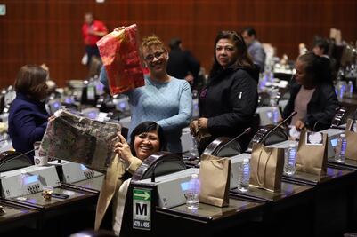 Diputados reparten regalos mientras reinicia sesión en San Lázaro