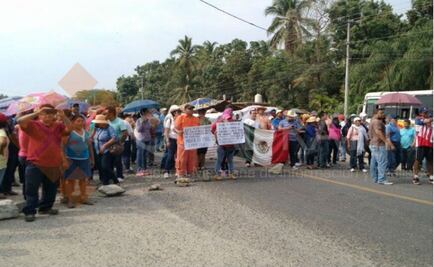 Protesta CETEG en carretera Acapulco-Pinotepa