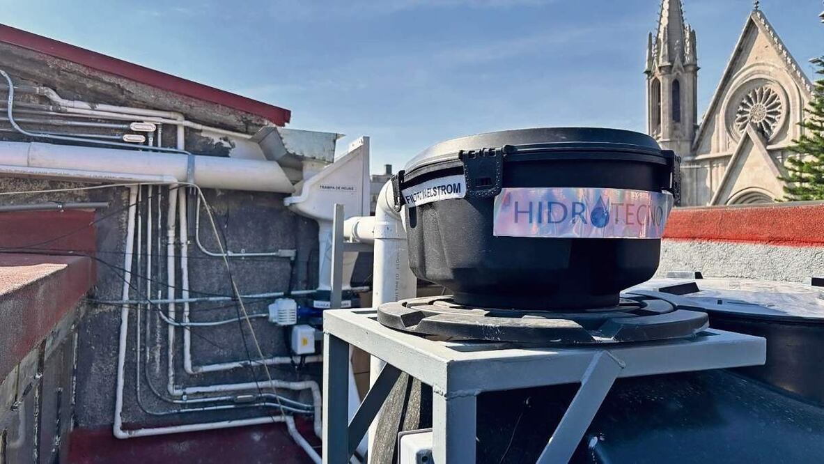 En marzo pasado se empezaron a instalar los primeros sistemas de captación de agua de lluvia en mercados públicos de la CDMX. Foto: Especial