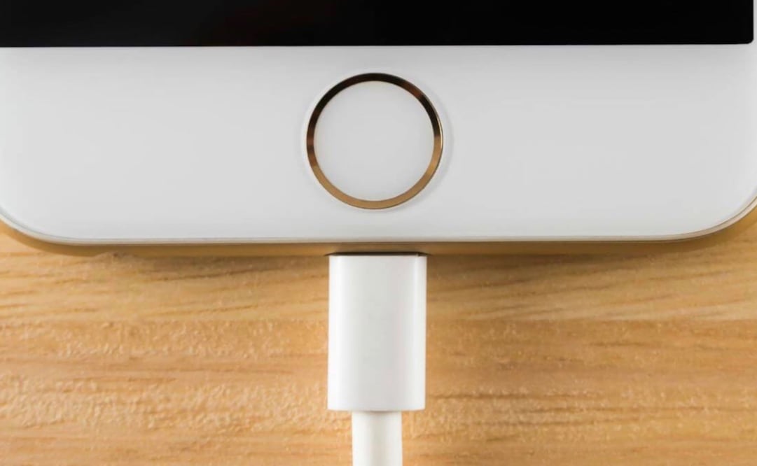 Aún si un cargador ofrece 18 W, el iPhone limitará su energía hasta los 2.5 W a no ser que tanto el cable como el cargador cuenten con la autenticación estándar USB tipo C