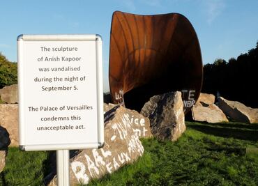 Cubren pintas antisemitas en obra de Anish Kapoor