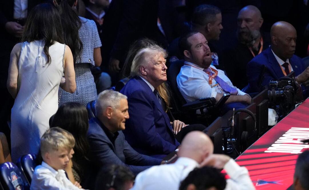 El presidente de EU, Donald Trump, acompañado por Dana White y Melania Trump frente a miles de invitados. (14/06/26) Foto: AP