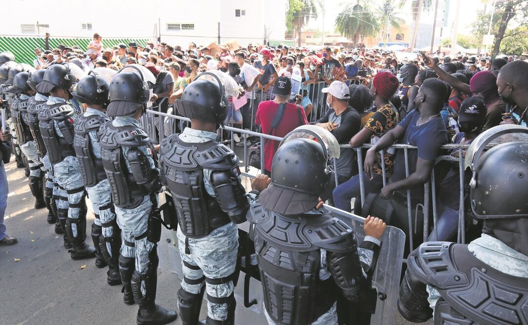 Agentes de la Guardia Nacional vigilan las protestas de los migrantes en Tapachula para evitar desorden. Foto: María de Jesús Peters/ EL UNIVERSAL 