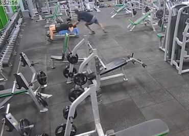 Hombre golpea a un compañero con pesa de 20 kilos; lo condenan a 19 meses de prisión