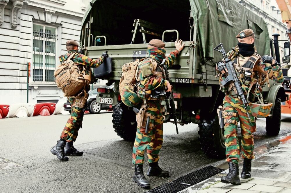 Soldados de Bélgica se alistan para resguardar el edificio donde se realizó ayer un Consejo de Seguridad, en Bruselas, tras una operación antiterrorista (FRANCOIS LENOIR. REUTERS)