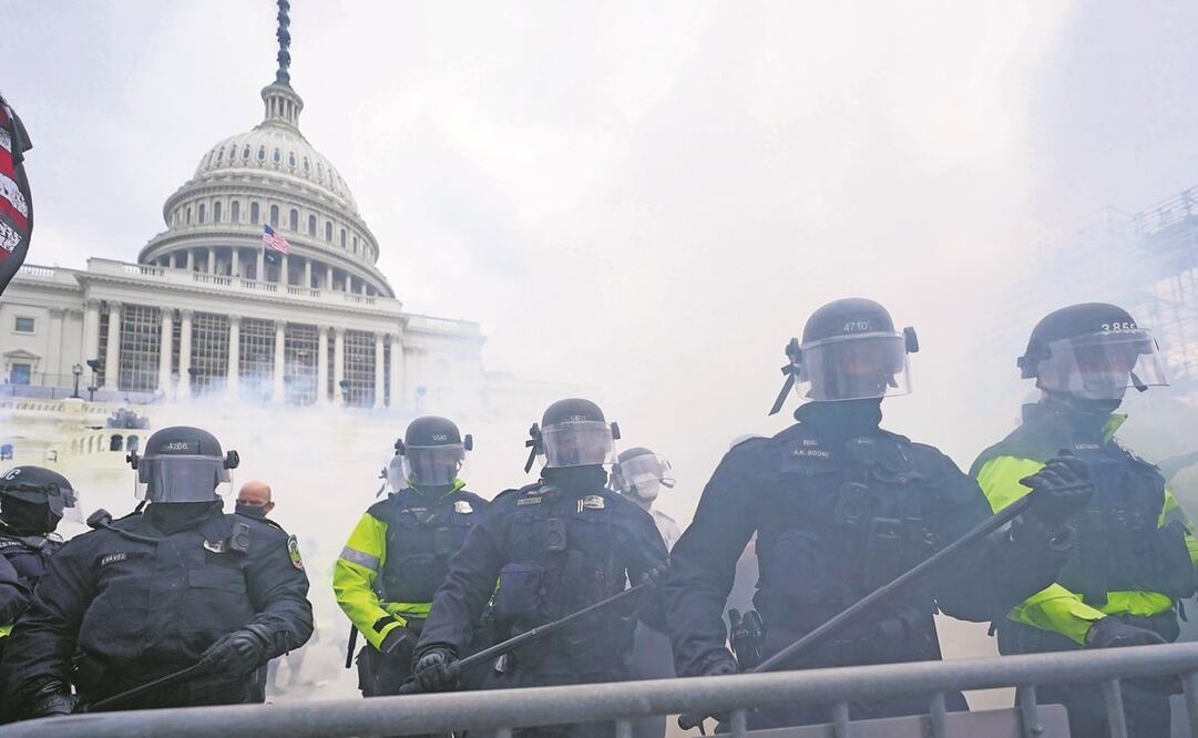 Este 6 de enero se cumple un año de la irrupción violenta de una turba en el Capitolio, que ha dejado heridas profundas en Estados Unidos. En la foto, la policía vigilando el recinto aquel día. Foto: ARCHIVO AP