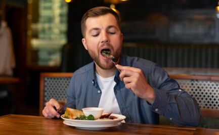 Es es el verdadero motivo por el que no deberías comer después de las 5 de la tarde; expertos advierten
