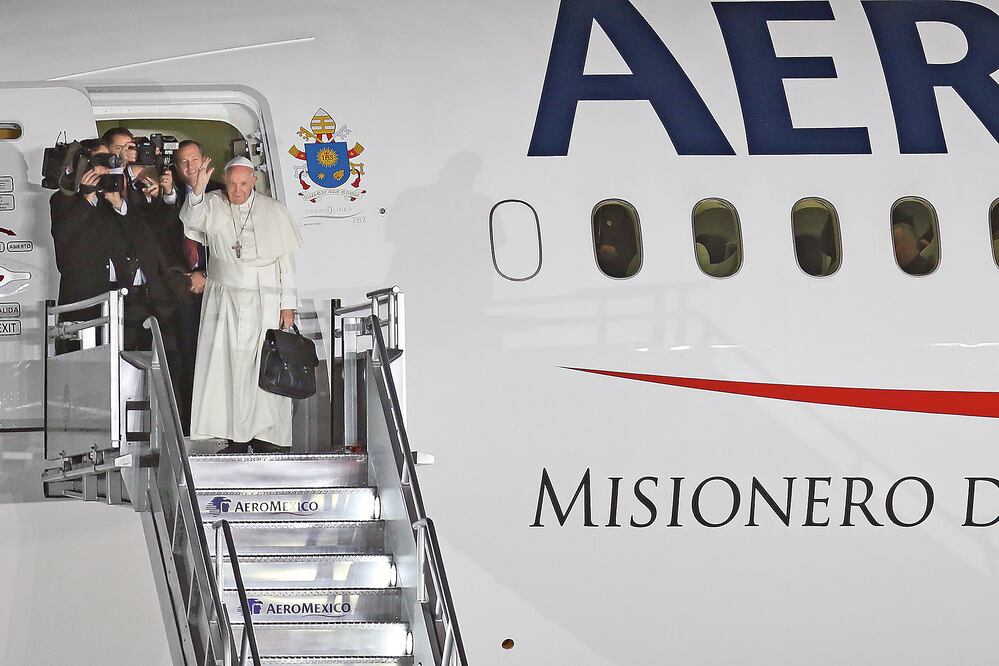 El papa Francisco abordó en el aeropuerto de Ciudad Juárez el avión llamado 'Misionero de Paz', en el que partió con destino a Roma (CRISTOPHER ROGEL BLANQUET. EL UNIVERSAL)