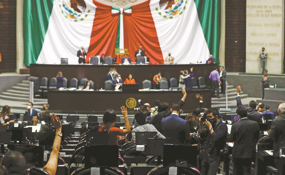 El Presidente amagó con exhibir a legisladores que voten en contra de su iniciativa de reforma eléctrica. Foto: Archivo. El Universal