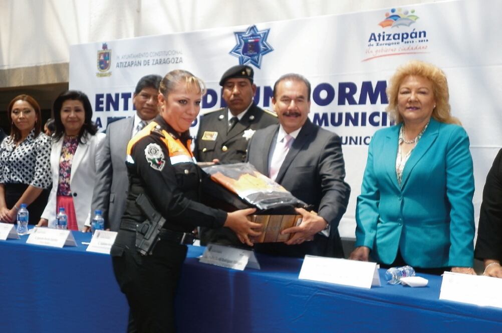 El alcalde Pedro Rodríguez Villegas entregó 2 mil 200 uniformes a policías municipales, entre ellos del agrupamiento femenil de Tránsito (JUAN MANUEL BARRERA. EL UNIVERSAL)