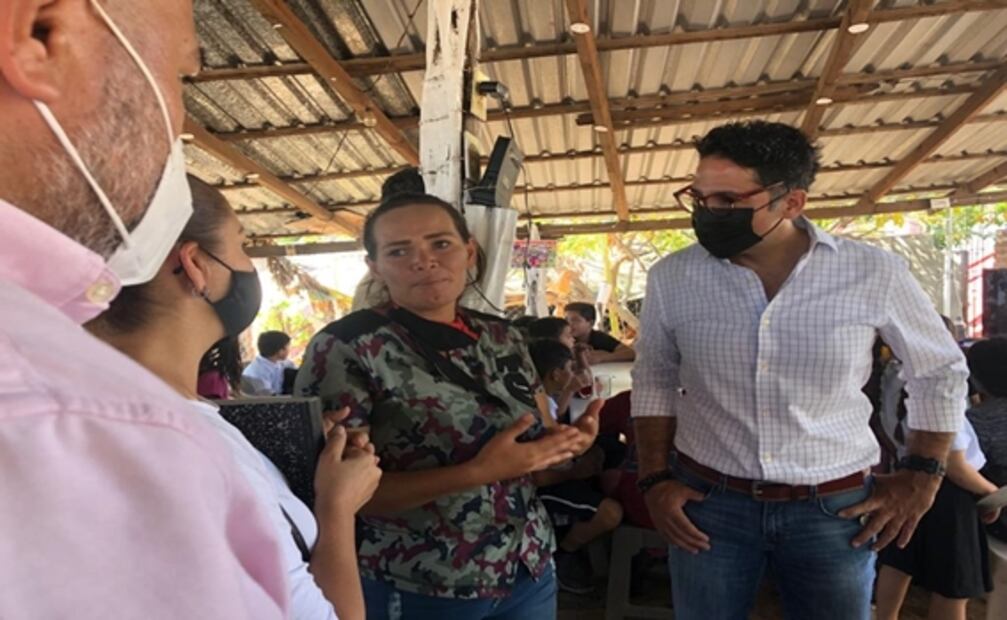 Secretario de Educación visita club de estudio "equipado" por hijos de El Chapo