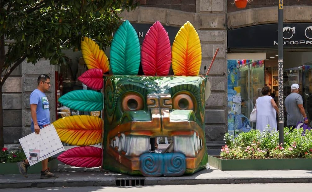 Ajolotes y Quetzalcóatl resisten en el Centro Histórico; retiro de adornos del Mundial va a cuentagotas.
Foto: Karla Guerrero / EL UNIVERSAL