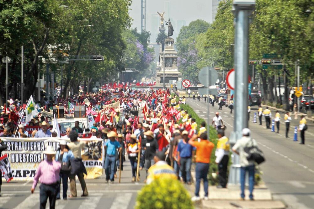 Entre calor y humo, integrantes del movimiento El Campo es de Todos marcharon por Paseo de la Reforma (FERNANDO RAMÍREZ. EL UNIVERSAL)