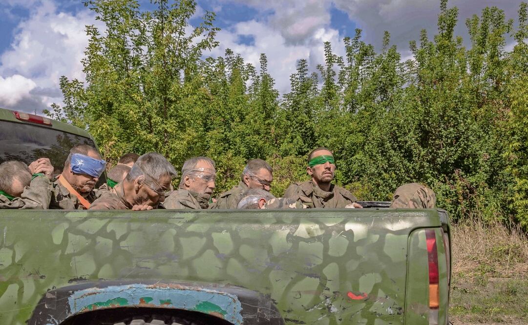 Militares rusos capturados y con los ojos vendados, en un vehículo ucraniano en la región fronteriza ucraniana de Sumy. Foto: Roman Pilipey / AFP