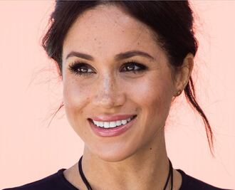 Meghan Markle tiene la camisa ideal para tu próximo look de oficina