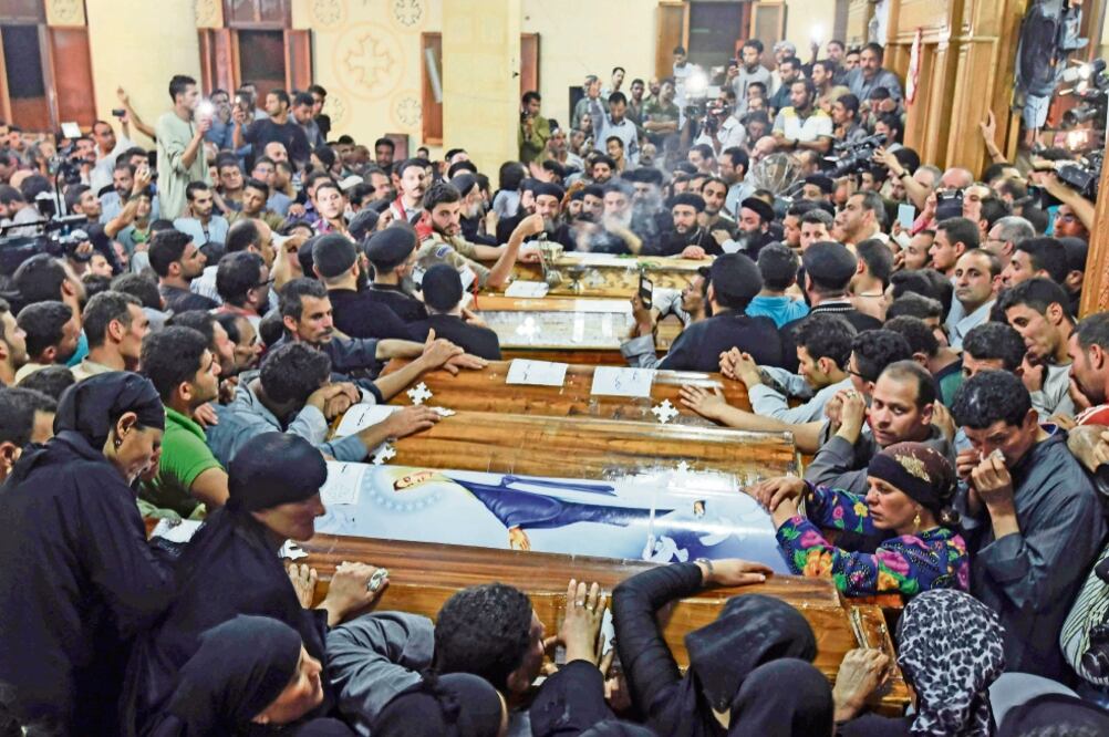 Familiares de los cristianos coptos muertos en el ataque a un autobús realizaron ayer los funerales en la catedral egipcia de Abu Garnous, en Maghagha (MOHAMED EL-SHAHED. AFP)