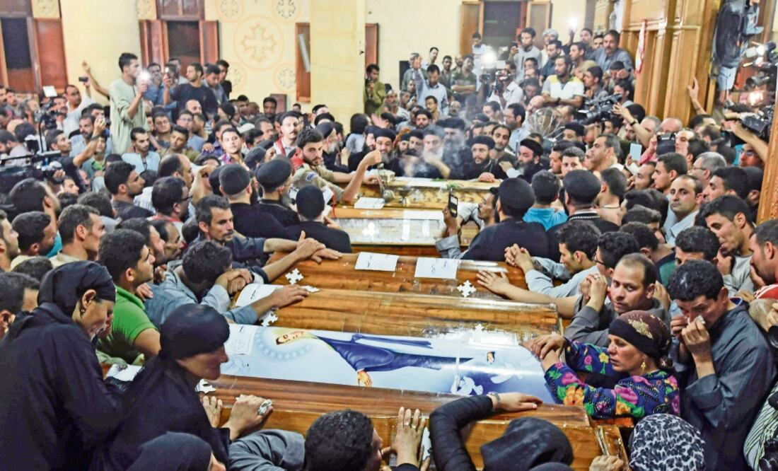 Familiares de los cristianos coptos muertos en el ataque a un autobús realizaron ayer los funerales en la catedral egipcia de Abu Garnous, en Maghagha (MOHAMED EL-SHAHED. AFP)