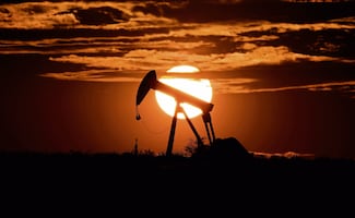 Barril de crudo estadounidense cae a su nivel más bajo en 5 años; precio baja hasta los 55 dólares